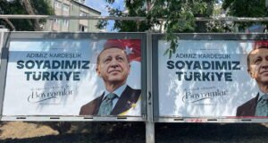 ‘Soyadımız Türkiye’ sloganı Erdoğan’ın afişinde: Sözün sahibi Ahmet Özer cezaevinde! – Son Dakika Siyaset Haberleri