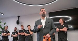 Arda Turan, Shakhtar Donetsk’te futbolcularla tanıştı