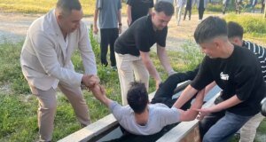 Bayram namazına gelmedi, uykusunu buz gibi suda açtılar