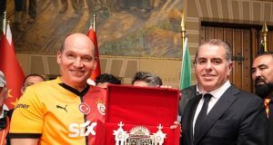 Galatasaray’ın forması 406 yıllık Manneken Pis heykeline giydirildi