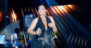 Hülya Avşar’dan sahnede Hakan Altun sürprizi