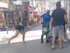 Genç kızlar terör estirdi! Belediye çalışanını sokak ortasında fırçayla dövdüler