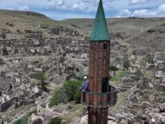 Sel nedeniyle 40 yıl önce terk edilen köylerini ayakta kalan minareden seyrediyorlar