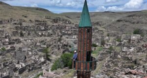 Sel nedeniyle 40 yıl önce terk edilen köylerini ayakta kalan minareden seyrediyorlar