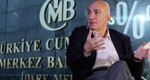 Mahfi Eğilmez’den faiz yorumu: Kur ve petrol etkisiyle zor