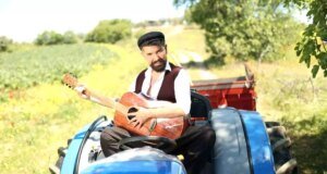 Mehmet Çevik’in Yeni Şarkısı ‘Lingo Lingo Şişeler’ Yazın Hitlerinden Biri Olmaya Aday