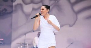 Meme teşhisi konan şarkıcı, gözyaşları içinde müziğe ara verdiğini açıkladı