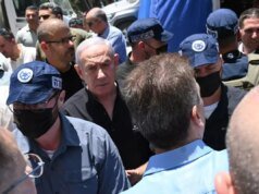 Netanyahu, İran’ın enkaza çevirdiği Bat Yam kentinde görüntülendi