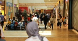 Şehrin en büyük AVM’sinde 18 aracın lastikleri bıçakla kesildi