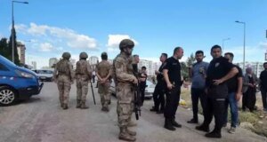 Siverek’te taşlı sopalı kavga polis memuru bıçaklandı