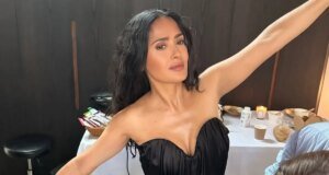 58 yaşında ama gören 30 zannediyor! Salma Hayek’ten bikinili dans performansı