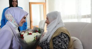 Bakan Göktaş, Raife Babaanne’yi Ziyaret Etti