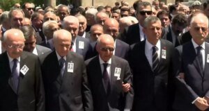 Altan Öymen’in cenaze törenine damga vuran görüntü