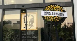 Altay taraftarı, ”İstifada bir hizmettir” diyerek tesislere siyah çelenk bıraktı