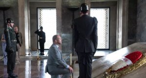 Atatürk’ün mozolesinin önünde diz çöken bakan konuştu