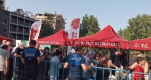 Fiyatlara kızıp bedava dağıttılar, duyan sıraya koştu