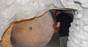 Dededen miras kalan konağın altından 2 bin yıllık yer altı şehri çıktı