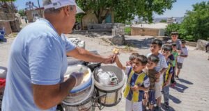 “Dondurmacı Selahaddin” motosikletiyle 34 yıldır kırsaldaki çocukları serinletiyor