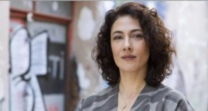 Fenerbahçe lansmanında giydiği kırmızı kıyafet Meltem Cumbul’u hedef haline getirdi