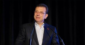 İmamoğlu’ndan günler sonra yeni fotoğraf! Duruşmada ”bana bakma” gerginliği çıktı