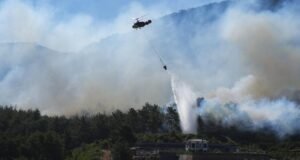 Türkiye yangınlarla mücadelede tüm gücüyle sahada