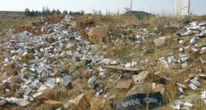 Aracını yol kenarına park eden sürücü, yüzlerce kutu ilaç buldu