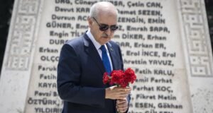 Kurtulmuş, Meclis’te bombalanan alanlara karanfil bıraktı