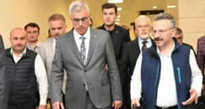 Bakan Memişoğlu, yaralanan orman işçisini hastanede ziyaret etti