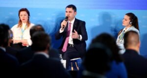 Bakan Kurum, Türkiye’nin “Asrın İnşa Seferberliği”ni dünyaya anlattı