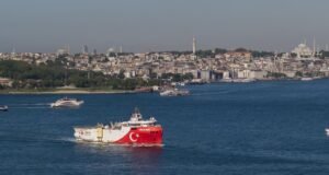 Somali’deki görevini tamamlayan Oruç Reis İstanbul Boğazı’ndan geçiyor