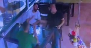 Beraber oturduğu polisi vurdu, hiçbir şey olmamış gibi içeceğini içti