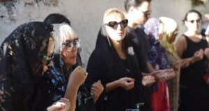 Safiye Soyman, Oğlu İçin Mezarı Başında Dua Etti