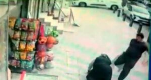 Annesinin boğazını sıktı, tekmeler savurdu