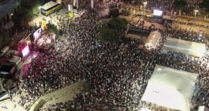 Tel Aviv’de binlerce kişi Netanyahu’ya tepki için bir araya geldi