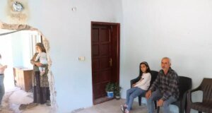 Yılan Korkusu Aileyi Bir Ev Yapmaya Zorladı