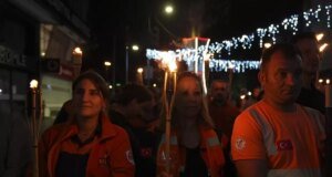 26 yıldır dinmeyen acı! Marmara Depremi’nin yıl dönümünde hayatını kaybedenler anıldı