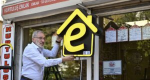 Yetkili emlak ofislerine “e” tabelaların asılmasına başlandı