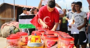 Özel gereksinimli çocuklar, Gazze’deki akranları için yazdıkları mektupları denize bıraktı