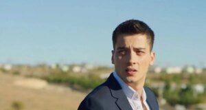 Oyuncu Atakan Özkaya’nın babası son yolculuğuna uğurlandı