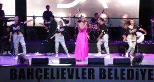 Demet Akalın Bahçelievler’de Yaz Konserinde Sahne Aldı