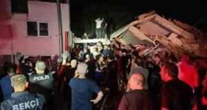 Depremde yıkılan binadaki 4 vatandaş kurtarıldı