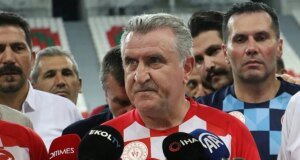 Diyarbakır’da “Gösteri Maçı”nda sahaya çıkan Bakan Bak’tan “Terörsüz Türkiye” vurgusu