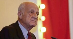 İnan Kıraç hastaneye kaldırıldı, tedavisi yoğun bakımda sürüyor