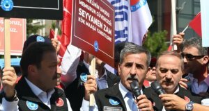 İş bırakan memurlar Hazine ve Maliye Bakanlığı’nın önünde resti çekti: Alnını karışlarım