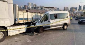 Yurt çocuklarını taşıyan minibüs, tırın altına girdi! Can pazarı