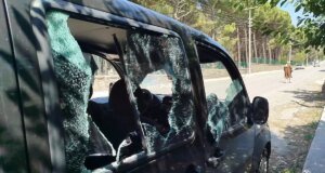 Cenaze namazına giden vatandaşın aracını parçaladılar