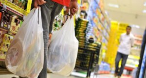 Plastik poşet yerine kağıt ve bez çanta satan zincir marketlere yaptırım geliyor