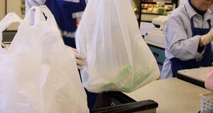 Plastik poşet yerine sadece kağıt ve bez çanta satan marketler yandı