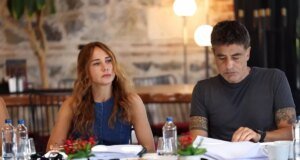 Rol arkadaşından olay hareket! Tacizle suçlanan Tayanç Ayaydın’a darbe üstüne darbe