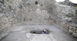 Sillyon Antik Kenti’ndeki kazılarda Roma dönemine ait 4 mezar bulundu